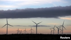 Archivo - Aerogeneradores de Iberdrola que generan energía al anochecer en el parque eólico de Moranchon, en el centro de España.