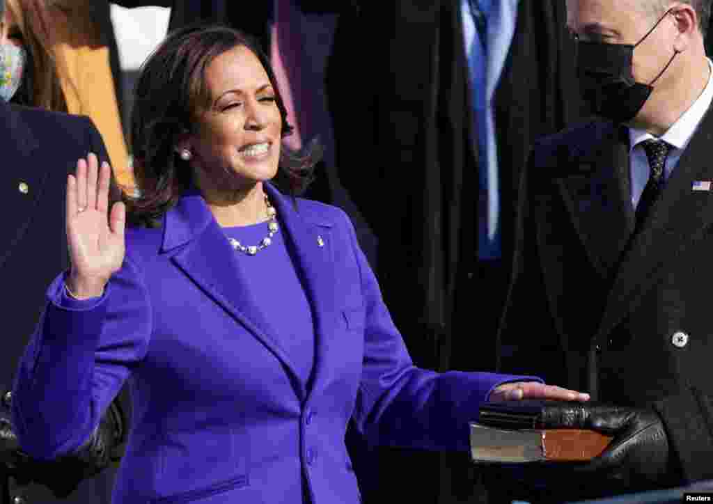 အေမရိကန္ ဒုသမၼတ Kamala Harris က်မ္းသစၥာက်ိန္ဆိုေနတဲ့ ျမင္ကြင္းတခ်ိဳ႕။