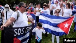 Ciudadanos en Miami, Estados Unidos, se manifiestan en favor de la jornada de protestas en Cuba, el 15 de noviembre de 2021.