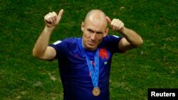 Arjen Robben dari Belanda memberikan jempol pada para pendukung setelah timnya menjadi juara ketiga Piala Dunia 2014 di stadion Brasilia (12/7).