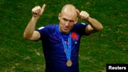 Cầu thủ Arjen Robben của Hà Lan cảm tạ cổ động viên sau khi Hà Lan giành vị trí thứ ba tại World Cup 2014.