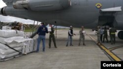 A la zona han llegado poco a poco grupos especializados de rescate y cerca de 2.500 hombres de la Fuerza Pública y organismos de socorro atienden la emergencia.