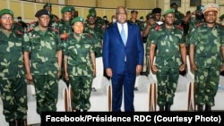 Président Félix Tshisekedi na kati ya bakambi ya mampinga ya RDC, FARDC, na Kinshasa, 11 juillet 2020. (Facebook/Présidence RDC)