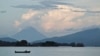 资料图片：尼加拉瓜格拉纳达附近，一名划船者在科西波尔卡湖（又称尼加拉瓜湖）上航行。(2013年6月7日）