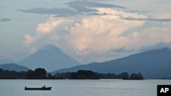 资料图片：尼加拉瓜格拉纳达附近，一名划船者在科西波尔卡湖（又称尼加拉瓜湖）上航行。(2013年6月7日）