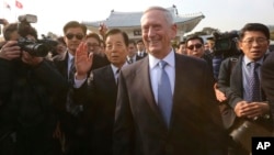 제임스 매티스 미국 국방장관(가운데)이 한국 방문 일정 중 한국전 참전용사를 기리기 위해 3일 국립서울현충원을 방문했다.