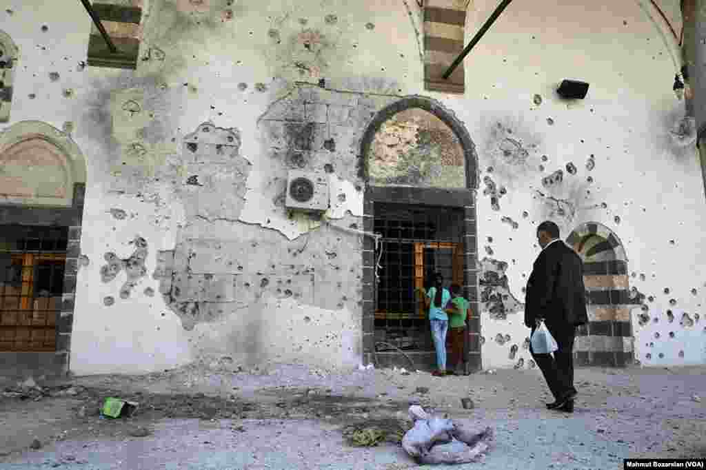 Sur ilçesindeki 500 yıllık Kurşunlu Camii dünkü saldırılarda yakıldı. Büyükşehir Belediyesi İtfaiye Müdürlüğü güvenlik gerekçesiyle yangına müdahale etmelerine izin verilmediğini söyledi. Önceki gün görgü tanıklarının telefonla aktardıklarına göre, bölgedeki tarihi bir hamam da yandı. Daha önce de 515 yıllık Dört Ayaklı Minare kurşunlara hedef olmuştu.