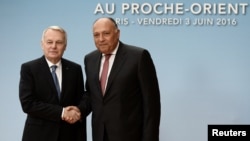 Le ministre des affaires étrangères egyptienne Sameh Choukri et son homologue français Jean-Marc Ayrault lors d'une conférence interministérielle sur le conflit israélo-palestinien, à Paris le 3 juin 2016.