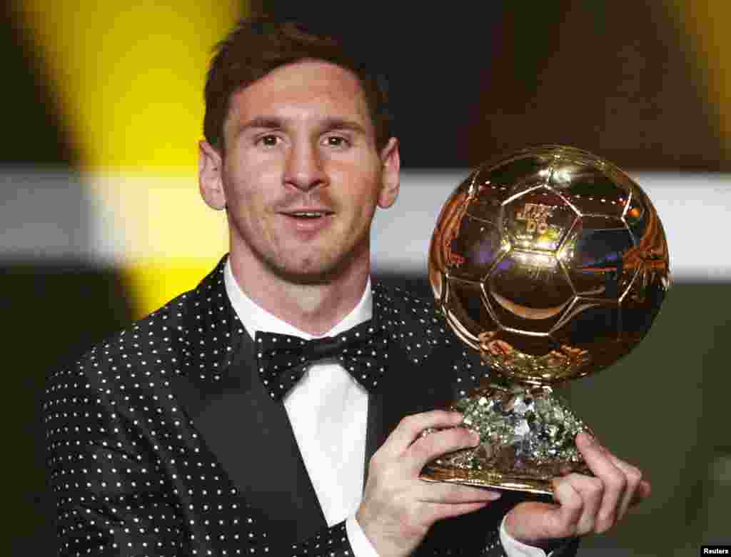 Lionel Messi of Argentina, FIFA World Player of the Year 2012, holds his FIFA Ballon d&#39;Or trophy during the FIFA Ballon d&#39;Or 2012 soccer awards ceremony at the Kongresshaus in Zurich, Switzerland, January 7, 2013. 