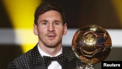 Tiền đạo Lionel Messi người Argentina đoạt danh hiệu Cầu thủ xuất sắc nhất thể giới năm 2012 với giải thưởng Quả bóng vàng FIFA 2012 tại Kongresshaus ở Zurich, Thụy Sĩ, ngày 7/1/2013. (Reuters)