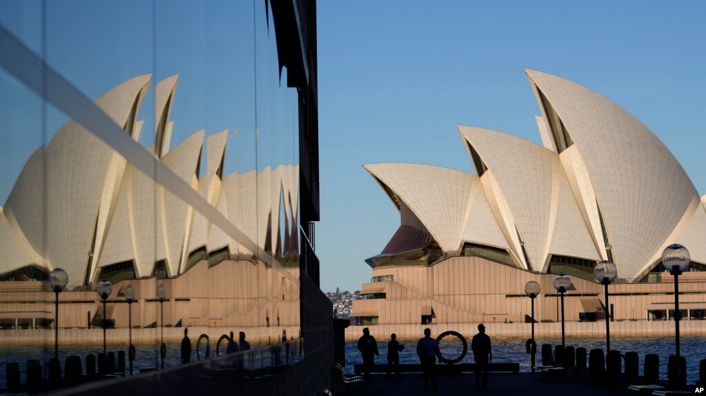 PAra pengunjung berjalan di tepi pantai Campbell Cove di Sydney, Australia, Rabu, 19 Mei 2021. (AP Photo / Mark Baker)