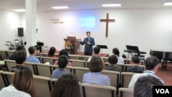지난달 28일 미국 버지니아주의 한 교회에서 박진욱 박사가 한국에서 초청된 탈북자들을 대상으로 '치유상담' 강의를 하고 있다.