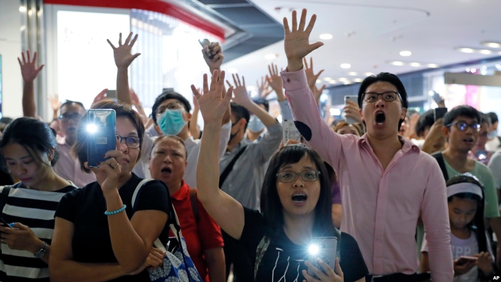 香港反送中示威者在香港中环国际金融中心商场高唱《愿荣光归香港》。（美联社2019年9月12日）(photo:VOA)