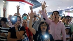 香港反送中示威者在香港中環國際金融中心商場高唱《願榮光歸香港》。 （美聯社2019年9月12日）