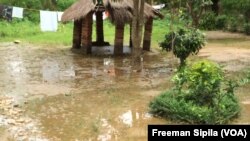 Une concession inondée dans Bégoua, le 27 août 2017. (VOA/Freeman Sipila)