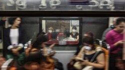 Viajeros usan mascarillas como precaución contra la enfermedad COVID-19 en el metro en Santiago de Chile, el lunes 16 de marzo de 2020.
