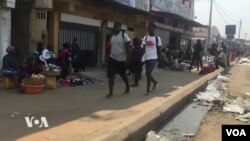 Des Angolais dans les rues de la capitale, Luanda., pendant le confinement mis en place pour lutter contre le coronavirus.