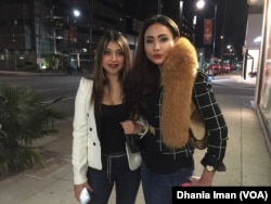 Cheverly Amalia bersama aktris Sarah Azhari di pemutaran perdana film "Blackout Experiment" (VOA/Dhania)