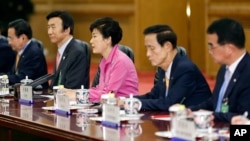 박근혜 한국 대통령(가운데)이 2일 중국 베이징 인민대회당 동대청에서 열린 한·중 정상회담에서 발언하고 있다.