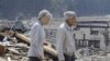 日本天皇和皇后訪問地震重災區
