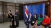 El presidente de Costa Rica, Carlos Alvarado, insistió durante la conferencia de prensa en la importancia del lavado de manos y el protocolo de estornudo y tosido. Foto: Armando Gómez/VOA.