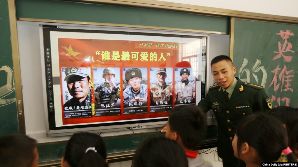海南省五指山一所小学校的学生接受爱国主义教育，听取军人讲述在中印边界冲突中5名受表彰中国军人的情况。（2021年2月22日）(photo:VOA)
