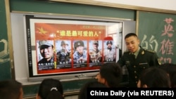 海南省五指山一所小学校的学生接受爱国主义教育，听取军人讲述在中印边界冲突中5名受表彰中国军人的情况。（2021年2月22日）