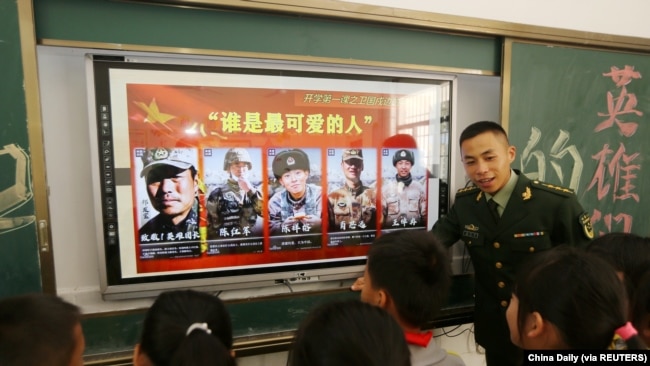 海南省五指山一所小學校的學生接受愛國主義教育，聽取軍人講述在中印邊界衝突中5名受表彰中國軍人的情況。 （2021年2月22日）