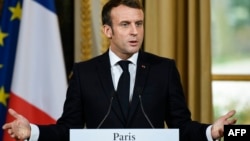 Le président Macron s'adresse à la presse depuis l'Elysée, le 28 novembre 2019. (Photo by Bertrand GUAY / AFP)