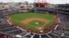 En una foto de archivo de 2015, los fanáticos esperan un encuentro entre Los Nats y los Filis de Filadelfia, en el Nationals Park, de Washington D.C./AP.