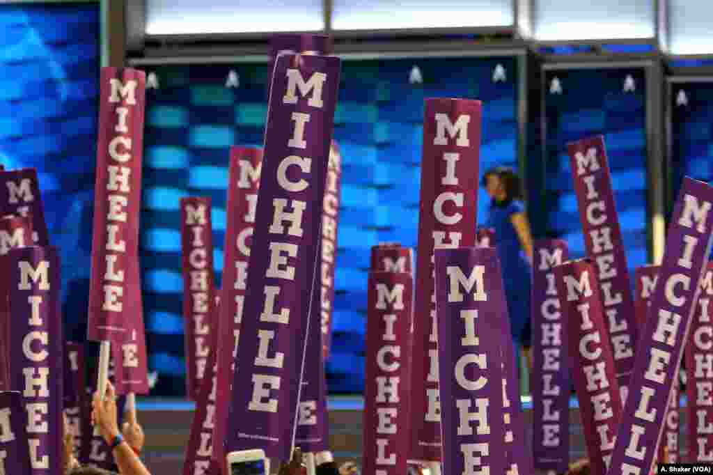 First Lady Michelle Obama walks onto the stage at the Democratic National Convention in Philadelphia, July 25, 2016. (A. Shaker/VOA)