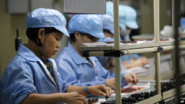 中国工人在中国南方的一家科技工厂工作（2015年8月21日）。