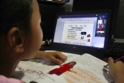 Ilustrasi. Seorang gadis sedang belajar online di rumahnya selama penutupan sekolahnya karena pandemi Covid-19, 25 Juni 2020, Phnom Penh, Kamboja. (Foto: VOA/Kann Vicheika)