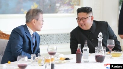 Lãnh tụ Triều Tiên Kim Jong Un và Tổng thống Hàn Quốc Moon Jae-in ăn trưa tại Bình Nhưỡng (ảnh do Thông tấn xã Triều Tiên KCNA công bố ngày 20/9/2018.)