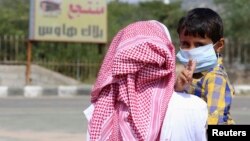 Một cậu bé đeo khẩu trang ngừa bị lây nhiễm MERS ở Taif, Saudi Arabia, ngày 7 tháng 6 năm 2014.