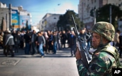 Une manifestation, lundi, à Tunis