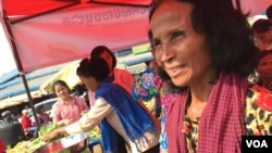 Ton Son (right) is seen waiting for customers at a stall selling organic products, Kompong Speu province, Cambodia. (Hul Reaksmey/VOA Khmer)