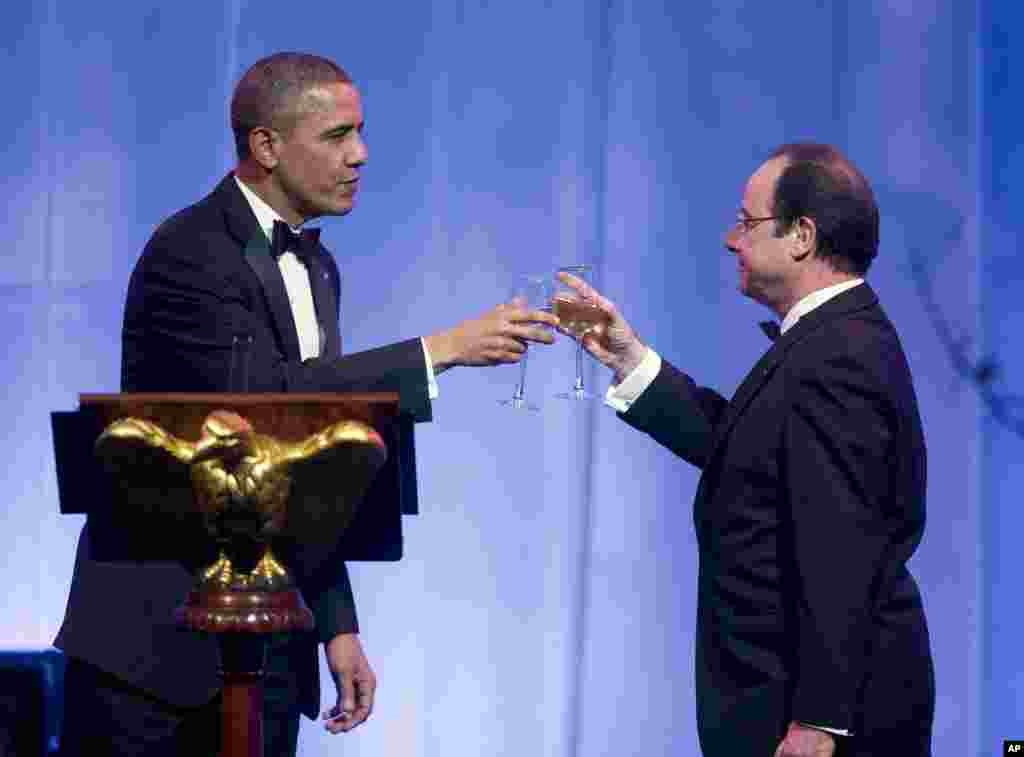 Presiden Barack Obama mengajak toast bagi Presiden Perancis François Hollande di makan malam kenegaraan di Gedung Putih, 11 Februari 2014.