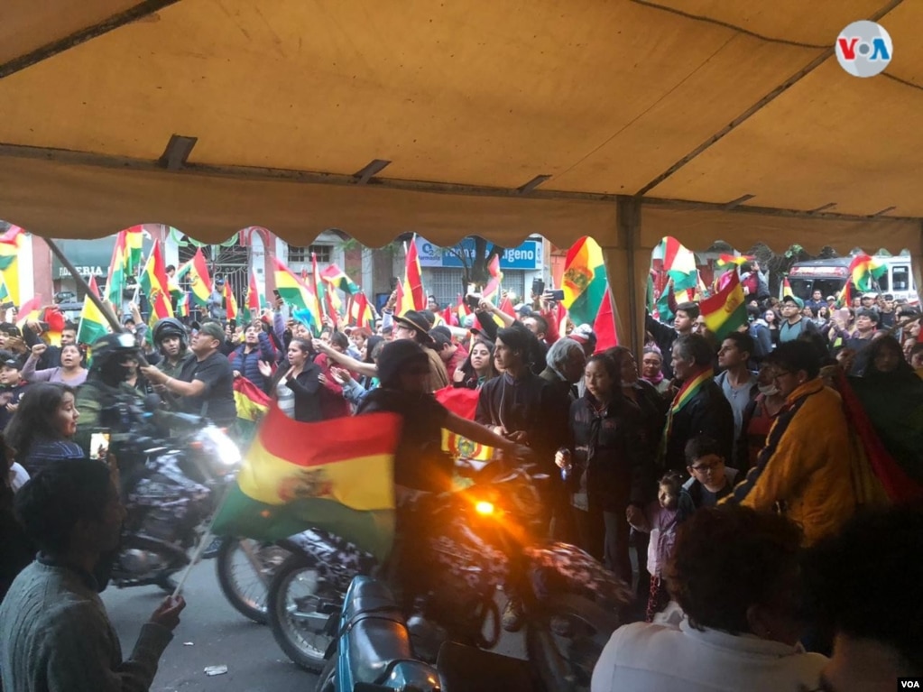 Ciudadanos festejan la renuncia del presidente Evo Morales desde la Plaza de las Banderas en Cochabamba, centro de Bolivia. Foto: Fabiola Chambi - VOA.