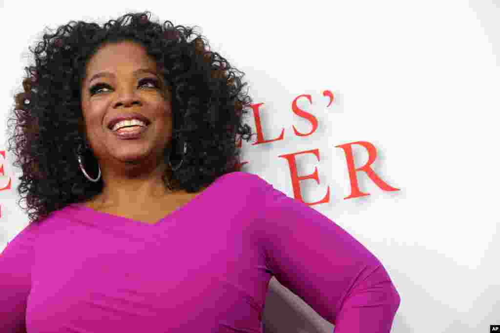 N.4 - Oprah Winfrey Winfrey passou metade do ano de 2014 nos tapetes vermelhos do mundo inteiro, graças às nomeações pela sua participação no drama histórico &quot;O Mordomo&quot;. Oprah detém a sua própria rede televisiva a OWN, que após muito esforço terminou 2013 com saldo positivo, mas os seus lucros ainda provêm do seu show (já fora do ar), das estrelas de TV que ajudou a criar, Dr. Phil, Rachael Ray e Dr. Oz. Ela também faz milhões anualmente com a revista O Magazine e com o programa de rádio Sirius XM Oprah Radio.
