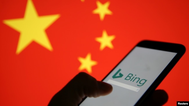 在中国国旗的背景下一只显示微软Bing标志的手机。(2019年1月24日)