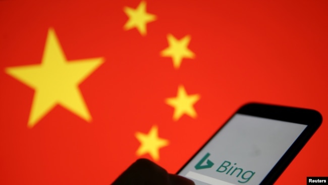 在中国国旗的背景下一只显示微软Bing标志的手机。（2019年1月24日）