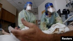 미국 아이다호주 렉스버그의 종합병원 간호사들이 신종 코로나바이러스 감염 환자를 돌보고 있다. (자료사진)
