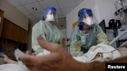 Arhiv - Zdravstveni radnici u bolnici u saveznoj državi Idago liječe pacijenta oboljelog od Covida.