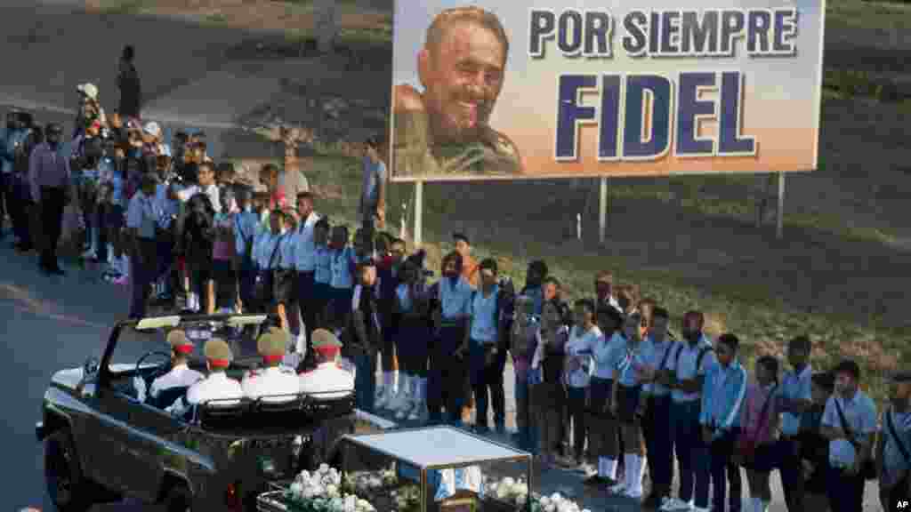 Les cendres de Fidel Castro sont transportées pour un enterrement intimiste à Santiago, Cuba, le 4 décembre 2016.