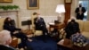 拜登总统和哈里斯副总统在财政部长耶伦陪同下在白宫椭圆形办公室会晤工商界人士。(2021年2月9日)