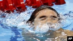 El nadador estadounidense Michael Phelps reacciona luego de clasificarse en último lugar de los 400 metros combinado indivivual, cuya final se disputa esta tarde.