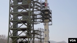 올해 4월 북한 평안북도 동창리 발사장의 장거리 미사일 '은하 3호'. (자료사진)