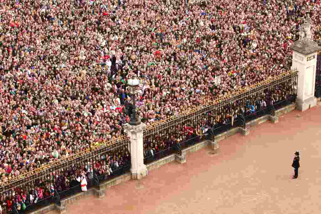 هزاران نفر ازدواج پرنس ویلیام و کیت، دوشس کمبریج، را در خارج از کاخ باکینگهام در لندن جشن می گیرند. 29 آوريل 2011 (AP)