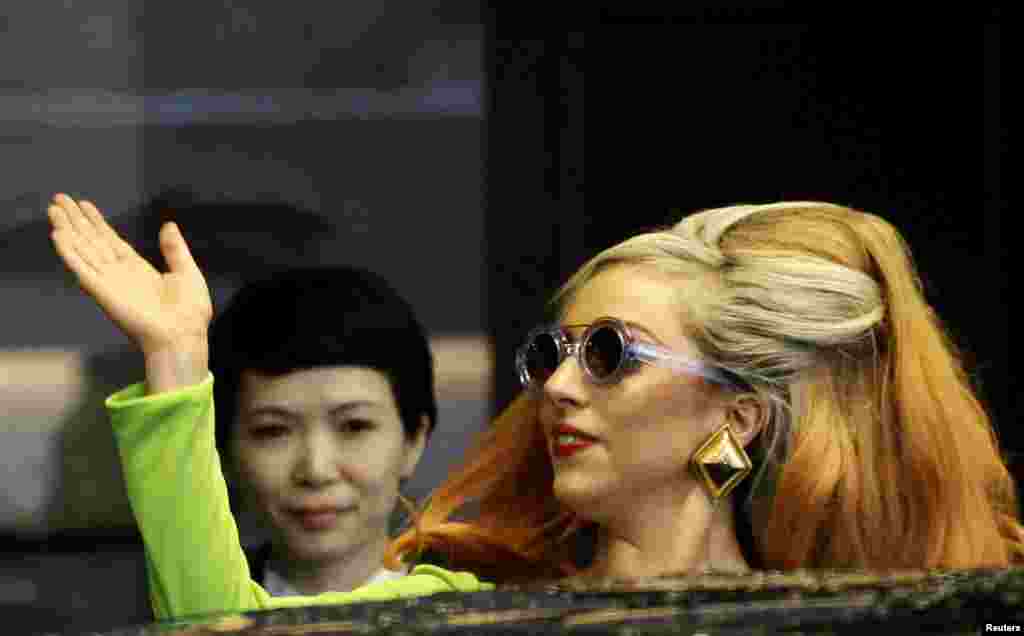 Lady Gaga saat tiba di bandara Songshan di Taipei, 16 Mei (Reuters). Gaga menggelar dua konser di Taipei, 17 dan 18 Mei.&nbsp;